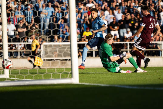 Djurgårdens Nino Zugelj gör 0-1 bakom FC Järfällas