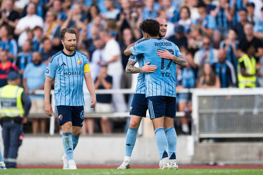 Djurgårdens Adam Ståhl jublar och Mikael Anderson