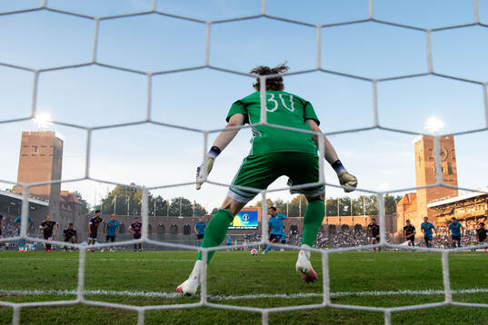Djurgårdens Mikael Anderson gör 1-2 bakom FC Järfällas