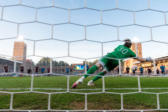 Djurgårdens Mikael Anderson gör 1-2 bakom FC Järfällas