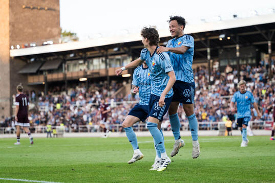 Djurgårdens August Priske Flyger och Mikael Anderson jublar