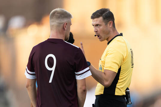 FC Järfällas Adam Wurtz och domare Erik Mattsson