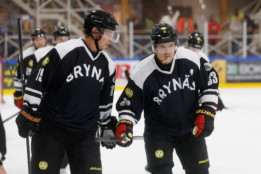 Brynäs Jakob Silfverberg och Nicklas Bäckström jublar