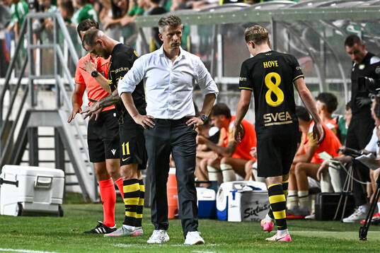 Coach Mikkjal Thomassen of AIK