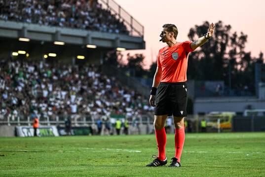 Referee Lawrence Visser