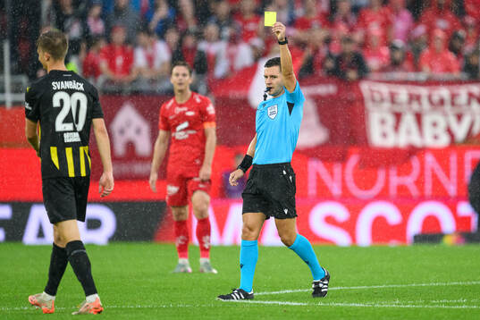 Referee Nicholas Walsh gives Adrian Svanbäck of Häcken a