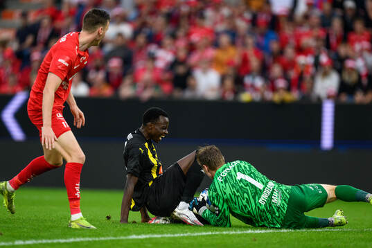 John Paul Dembe of Häcken and goalkeeper Mathias Dyngeland