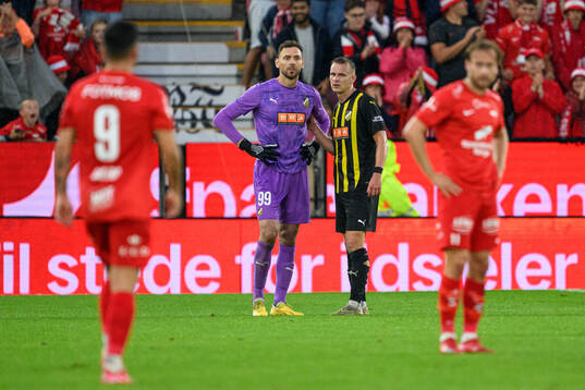 Goalkeeper Etrit Berisha and Marius Lode of Häcken looks