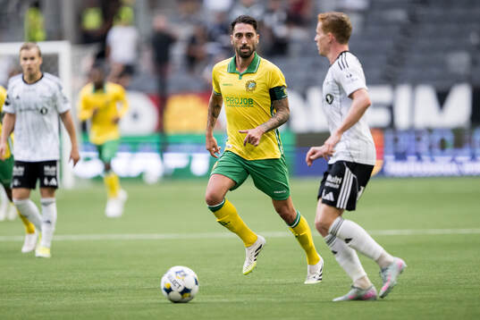 Nahir Besara of Hammarby and Aslak Fonn Witry of Rosenborg