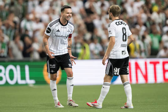 Ole Selnæs and Iver Fossum of Rosenborg celebrate