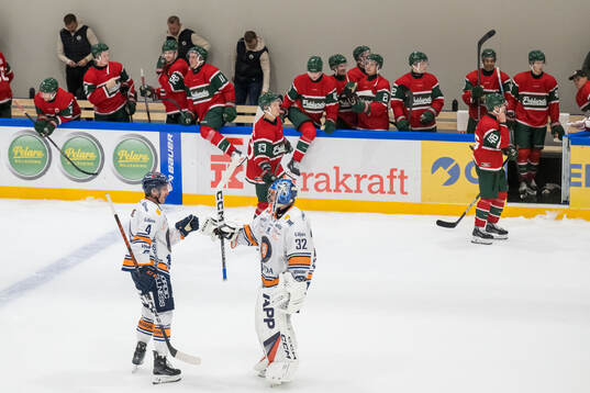 Växjös Keegan Lowe och målvakt Ludvig Persson jublar