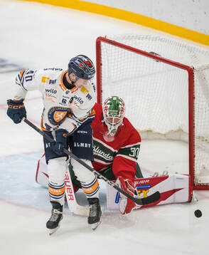 Växjös Dennis Rasmussen och Frölundas målvakt Tobias
