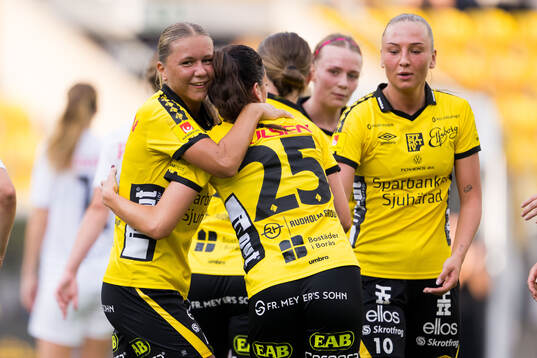 Elfsborgs Alice Broman och Izabella Bergström jublar