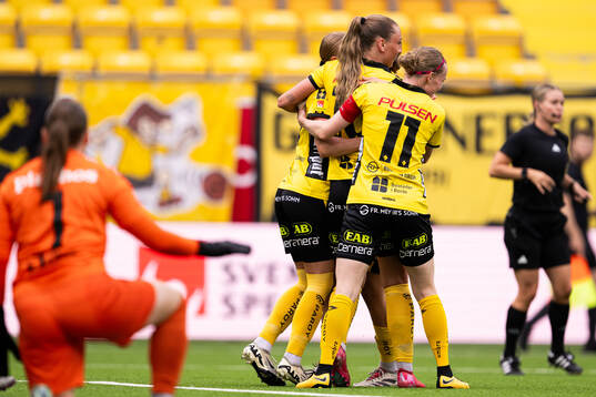 Elfsborgs Stina Jensen jublar med lagkamrater