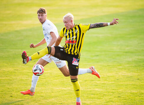 IFK Hässleholms Alexander Sjöström tar ner bollen