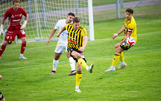 IFK Hässleholms Axel Henriksson rensar undan bollen i