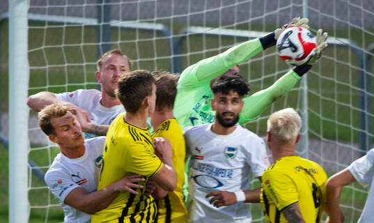 Österlens målvakt Albin Nilsson fångar bollen i matchens
