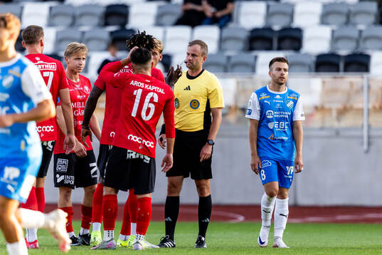 Domare Richard Sundell pratar med Trelleborgs spelare