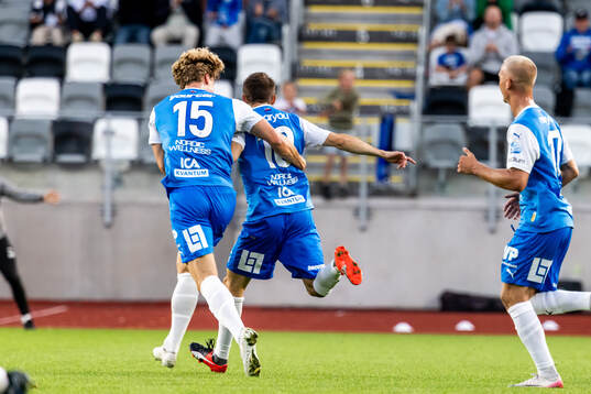 Oddevolds Liridon Kalludra har gjort 2-2 och jublar