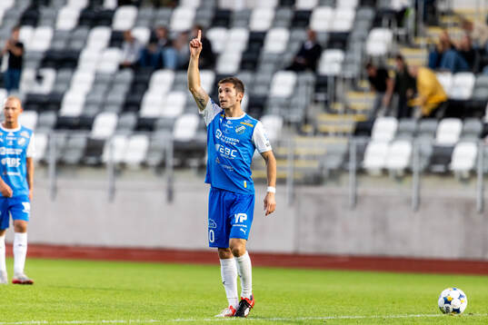 Oddevolds Liridon Kalludra har gjort 2-2 och jublar