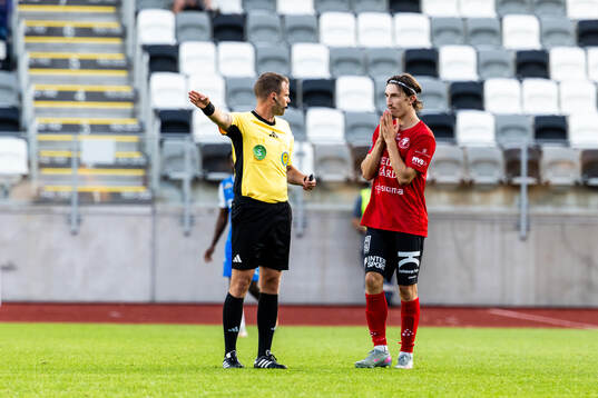 Domare Richard Sundell pratar med Trelleborgs Hugo Engström