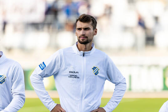 Oddevolds Rasmus Wiedesheim-Paul nför fotbollsmatchen i