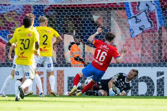 Helsingborgs Alexander Johansson och Falkenbergs målvakt