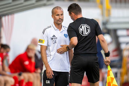 Falkenbergs tränare Christoffer Andersson och linjedomare
