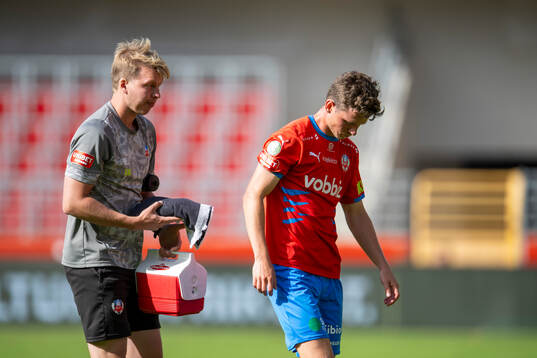 Helsingborgs Max Svensson lämnar fotbollsplan