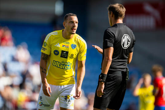 Domare Magnus Lindgren i samtal med Falkenbergs Viktor
