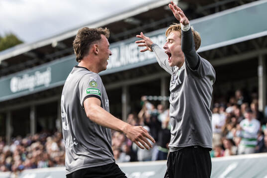 Västerås Karl Gunnarsson jublar med Mikkel Ladefoged
