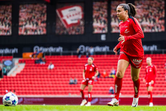 Heidi Elisabeth Ellingsen of Brann warms up