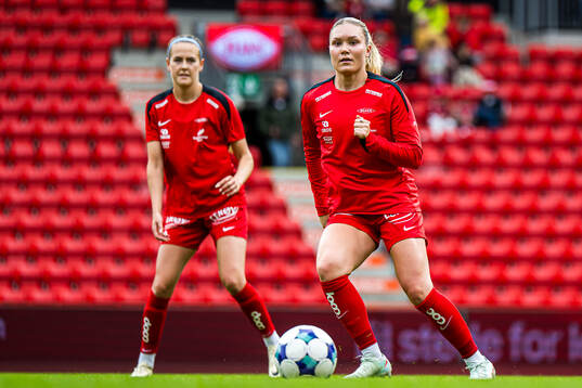 Emma-Helena Alexandra Peuhkurinen of Brann warms up