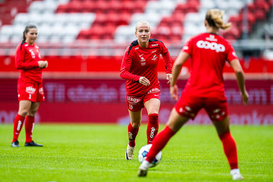 Monica Nedgård Isaksen of Brann warms up