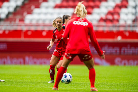 Johanna Renmark of Brann warms up