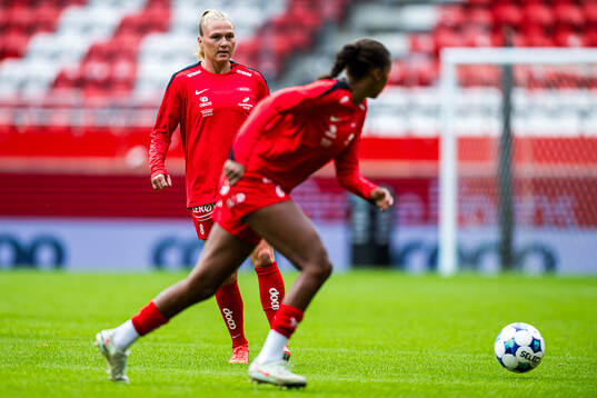 Karoline Heimvik Haugland of Brann warms up