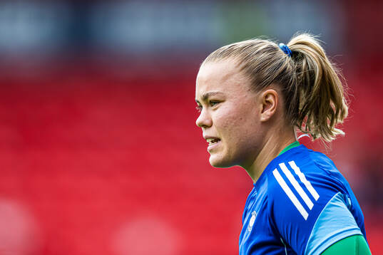 Olaug Tvedten of Vålerenga warms up