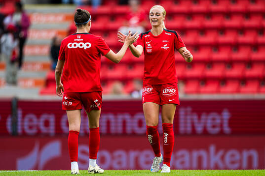 Mia Authen of Brann warms up