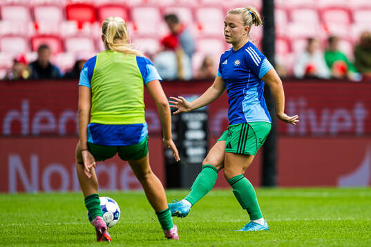Olaug Tvedten of Vålerenga warms up
