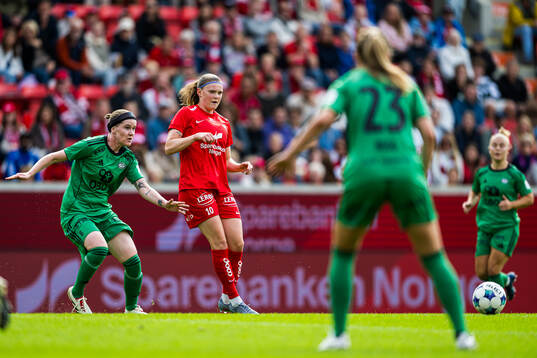 Linn Victoria Vickius of Vålerenga and Signe Gaupset of
