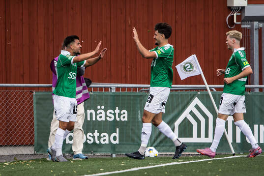 Brages Haris Brkic jublar med lagkamrater