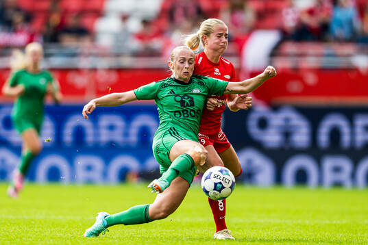 Michaela Dominique Kovacs of Vålerenga and Monica Nedgård