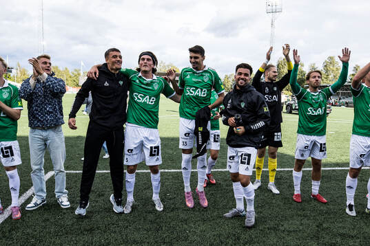 Brages spelare jublar