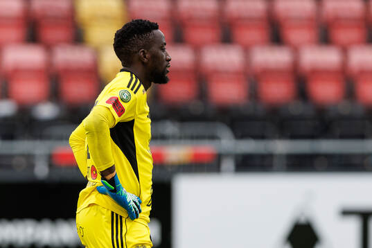 Östersunds målvakt Arnold Otieno deppar