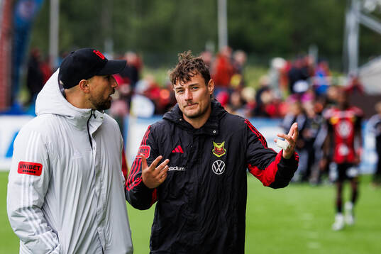 Östersunds huvudtränare Kiarash Livani i samtal med
