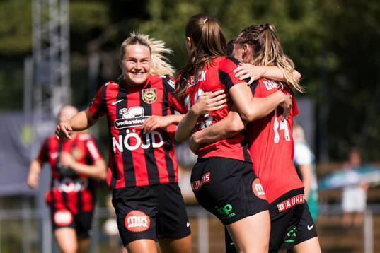 Brommapojkarnas Louise Lillbäck jublar med lagkamrater