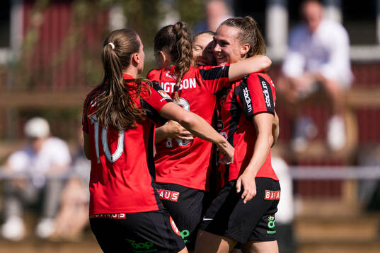 Brommapojkarnas Frida Thörnqvist jublar med lagkamrater