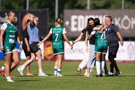 Alingsås spelare och ledare jublar