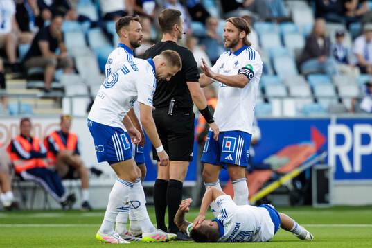 IFK Norrköpings Christoffer Nyman i samtal med domare Erik
