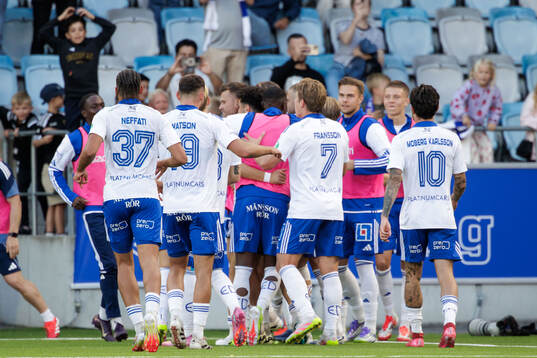 IFK Norrköpings Arnor Traustason jublar med lagkamrater